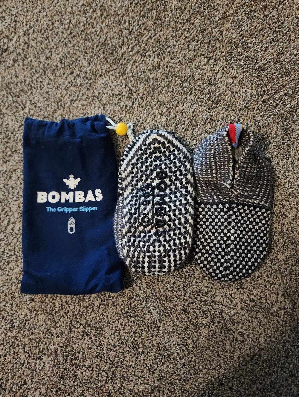 Bombas Black & Grey Gripper Slippers with Pouch Size 8-10 NWOT